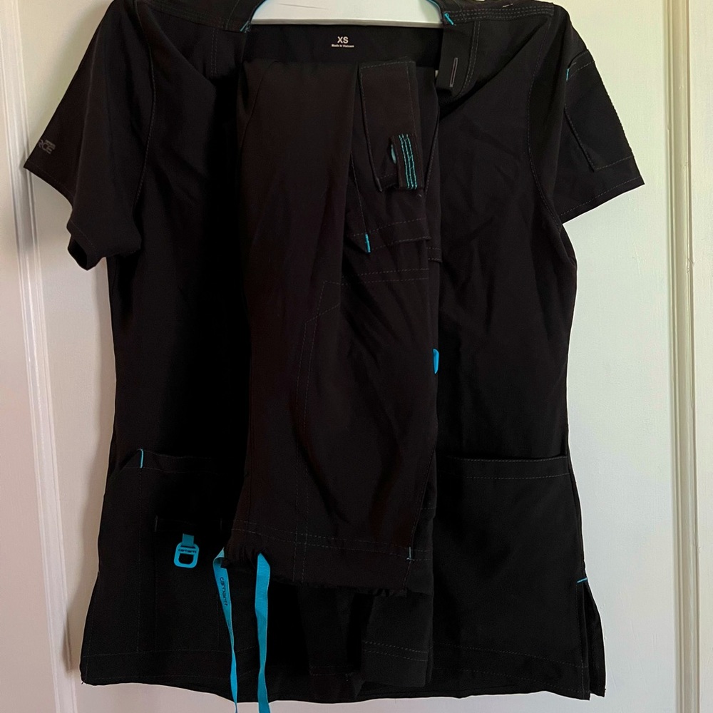Carhartt Work Force scrubs. Worn less than three times. XS, too and pants.